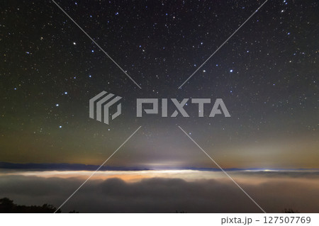秋の星景色　雲海の空に昇る北斗七星としし座 127507769