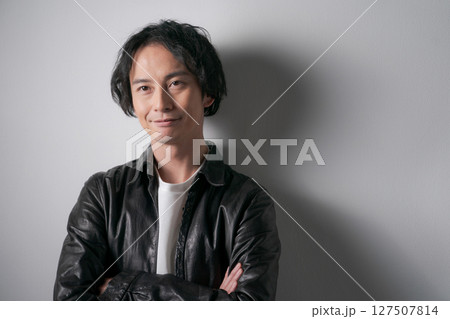 革ジャンを着た男性ポートレート 127507814