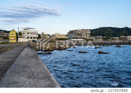 青い海と岩礁が広がる湘南葉山森戸海岸の穏やかな景色 127507840