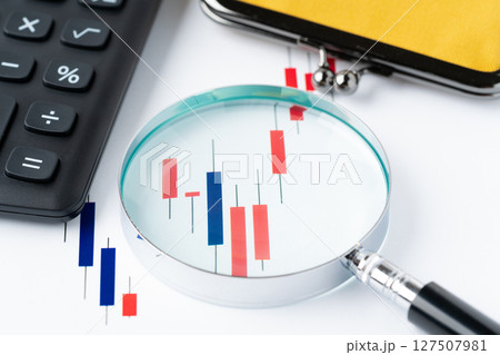 虫眼鏡で拡大したローソク足チャート 127507981