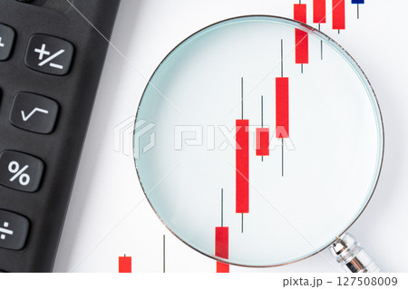 虫眼鏡で拡大したローソク足チャート 127508009
