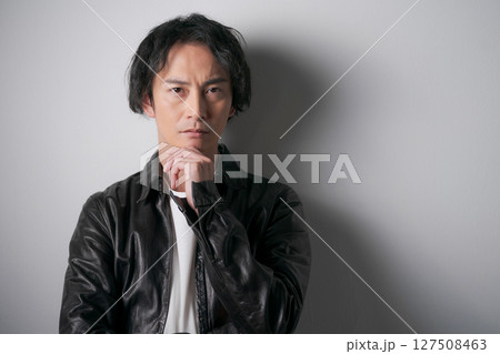 革ジャンを着た男性ポートレート 127508463