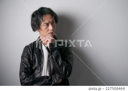 革ジャンを着た男性ポートレート 革ジャンを着た男性ポートレート 127508464