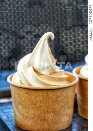 冷たくて美味しいカップに入ったソフトクリーム 127508472