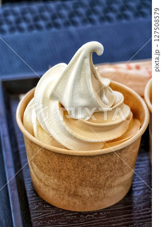 冷たくて美味しいカップに入ったソフトクリーム 冷たくて美味しいカップに入ったソフトクリーム 127508579