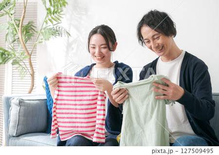 洋服を片付ける夫婦 洋服を片付ける夫婦 127509495