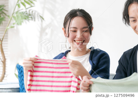 洋服を片付ける夫婦 洋服を片付ける夫婦 127509496
