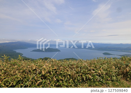 初夏の屈斜路カルデラトレイル　稜線上から見た屈斜路湖 127509840