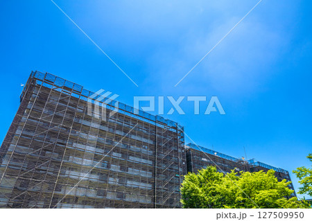 日本の横浜都市景観　マンションの補修や点検等、足場や防護ネットなど。ネットの外に衛星アンテナが… 127509950