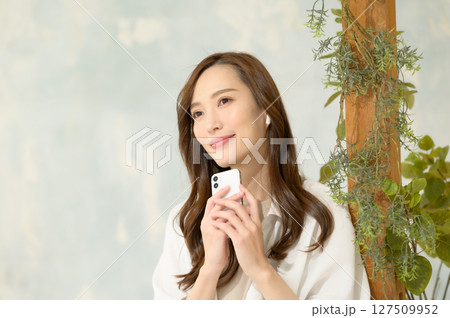スマホでコンテンツを楽しむ女性 スマホでコンテンツを楽しむ女性 127509952