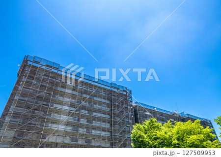 日本の横浜都市景観　マンションの補修や点検等、足場や防護ネットなど。ネットの外に衛星アンテナが… 127509953