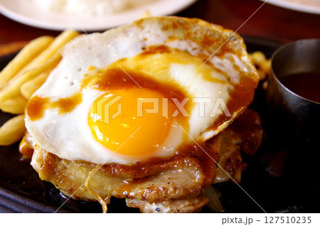 目玉焼き付きのチキンステーキの写真 目玉焼き付きのチキンステーキの写真 127510235