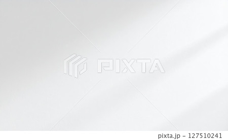 《AI画像》光の差し込む白い壁 127510241