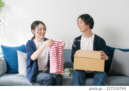 洋服を整理する夫婦 127510749