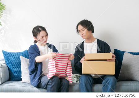 洋服を整理する夫婦 127510750