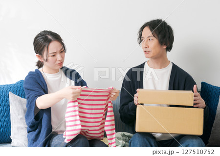 洋服を整理する夫婦 127510752
