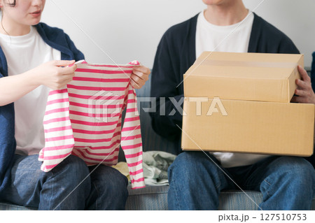洋服を整理する夫婦 洋服を整理する夫婦 127510753