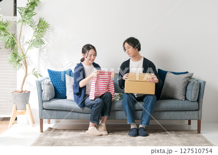 洋服を整理する夫婦 127510754