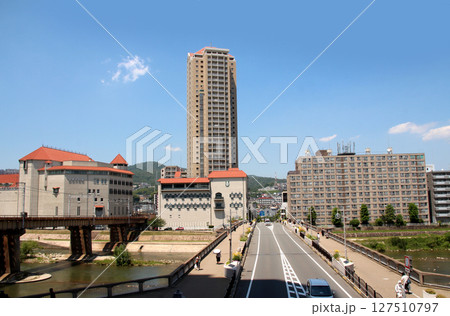 宝塚市街武庫川と宝塚大橋 127510797