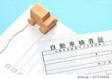 電子車検証 チェックリストと乗用車のイメージ 電子車検証 チェックリストと乗用車のイメージ 127510818