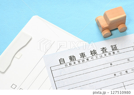 電子車検証 チェックリストと乗用車のイメージ 127510980