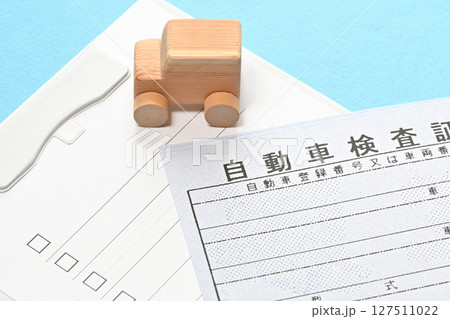 電子車検証 チェックリストと乗用車のイメージ 電子車検証 チェックリストと乗用車のイメージ 127511022