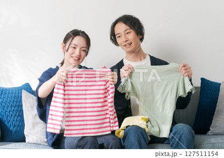 洋服を持つ夫婦 127511154