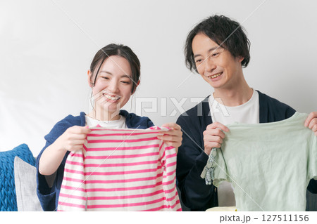 洋服を持つ夫婦 洋服を持つ夫婦 127511156