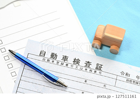 電子車検証 チェックリストと乗用車のイメージ 電子車検証 チェックリストと乗用車のイメージ 127511161