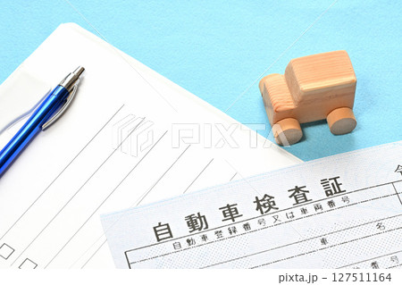 電子車検証 チェックリストと乗用車のイメージ 電子車検証 チェックリストと乗用車のイメージ 127511164