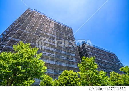 日本の横浜都市景観　マンションの補修や点検等、足場や防護ネットなど。ネットの外に衛星アンテナが… 127511255