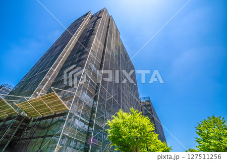 日本の横浜都市景観 マンションの補修や点検等、足場や防護ネットなど。ネットの外に衛星アンテナが… 日本の横浜都市景観 マンションの補修や点検等、足場や防護ネットなど。ネットの外に衛星アンテナが… 127511256