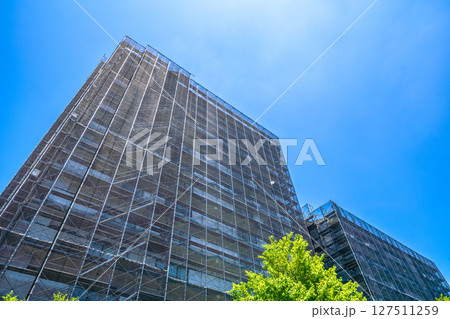 日本の横浜都市景観　マンションの補修や点検等、足場や防護ネットなど。ネットの外に衛星アンテナが… 127511259