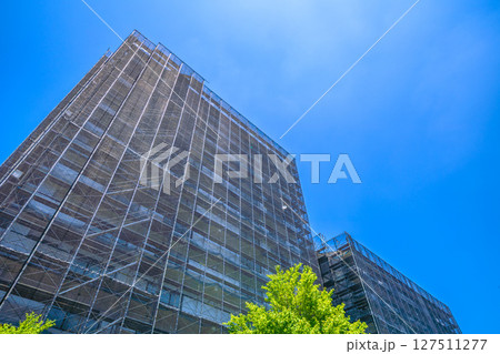 日本の横浜都市景観　マンションの補修や点検等、足場や防護ネットなど。ネットの外に衛星アンテナが… 127511277