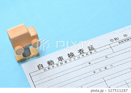 電子車検証とリフトに載せられた乗用車のイメージ 電子車検証とリフトに載せられた乗用車のイメージ 127511287