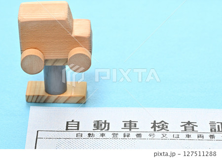 電子車検証とリフトに載せられた乗用車のイメージ 電子車検証とリフトに載せられた乗用車のイメージ 127511288