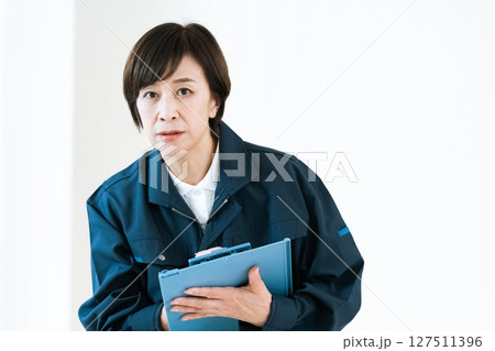 作業着姿の中高年女性 127511396