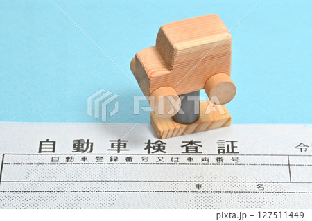 電子車検証とリフトに載せられた乗用車のイメージ 127511449