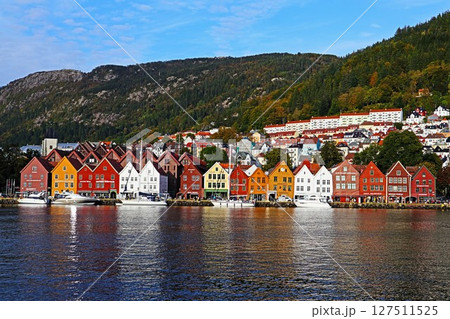 ノルウェー・ベルゲンのブリッゲン地区 127511525