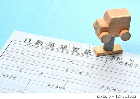 電子車検証とリフトに載せられた乗用車のイメージ 電子車検証とリフトに載せられた乗用車のイメージ 127511612