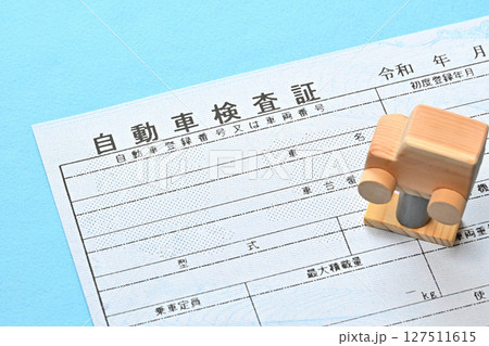 電子車検証とリフトに載せられた乗用車のイメージ 電子車検証とリフトに載せられた乗用車のイメージ 127511615