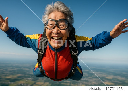 スカイダイビングを楽しむ元気いっぱいのシニア女性 127511684