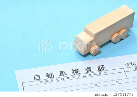 電子車検証と大型トラックのイメージ 127511778