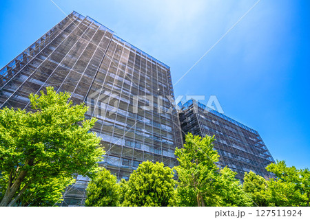 日本の横浜都市景観　マンションの補修や点検等、足場や防護ネットなど。ネットの外に衛星アンテナが… 127511924