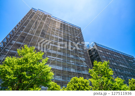 日本の横浜都市景観　マンションの補修や点検等、足場や防護ネットなど。ネットの外に衛星アンテナが… 127511936