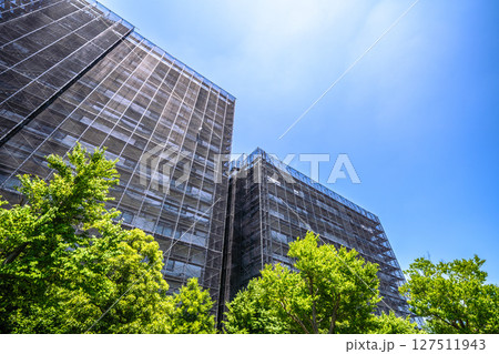 日本の横浜都市景観　マンションの補修や点検等、足場や防護ネットなど。ネットの外に衛星アンテナが… 127511943