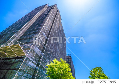 日本の横浜都市景観　マンションの補修や点検等、足場や防護ネットなど。ネットの外に衛星アンテナが… 127511945