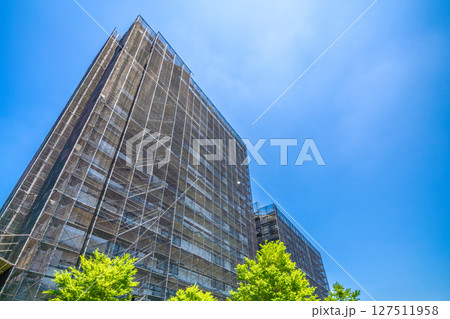 日本の横浜都市景観 マンションの補修や点検等、足場や防護ネットなど。ネットの外に衛星アンテナが… 日本の横浜都市景観 マンションの補修や点検等、足場や防護ネットなど。ネットの外に衛星アンテナが… 127511958