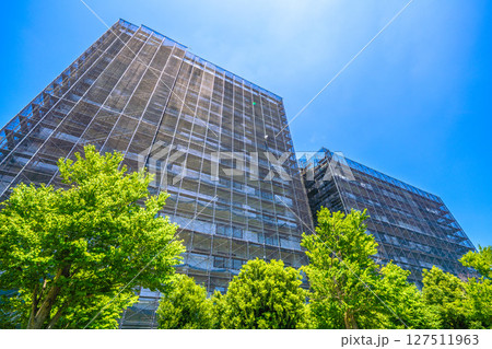 日本の横浜都市景観　マンションの補修や点検等、足場や防護ネットなど。ネットの外に衛星アンテナが… 127511963