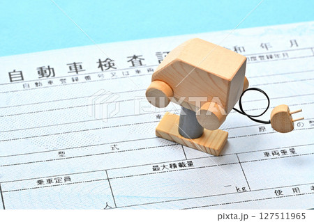 電子車検証とリフトに載せられた電気自動車のイメージ 127511965